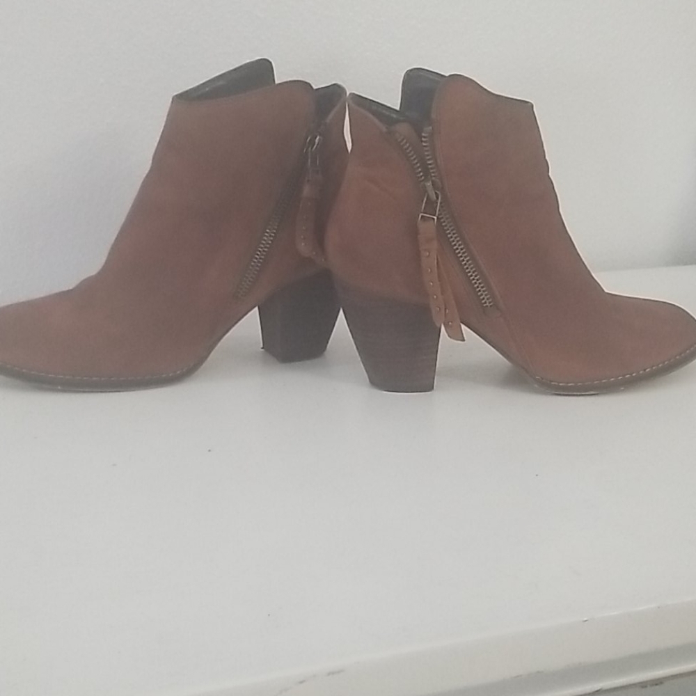STEVE MADDEN Heeled Brown Booties